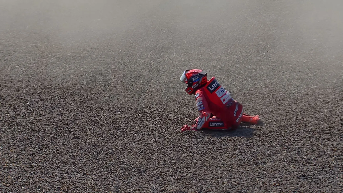 Pembalam MotoGP Ducati Lenovo, Marc Marquez saat crash di sirkuit Mandalika